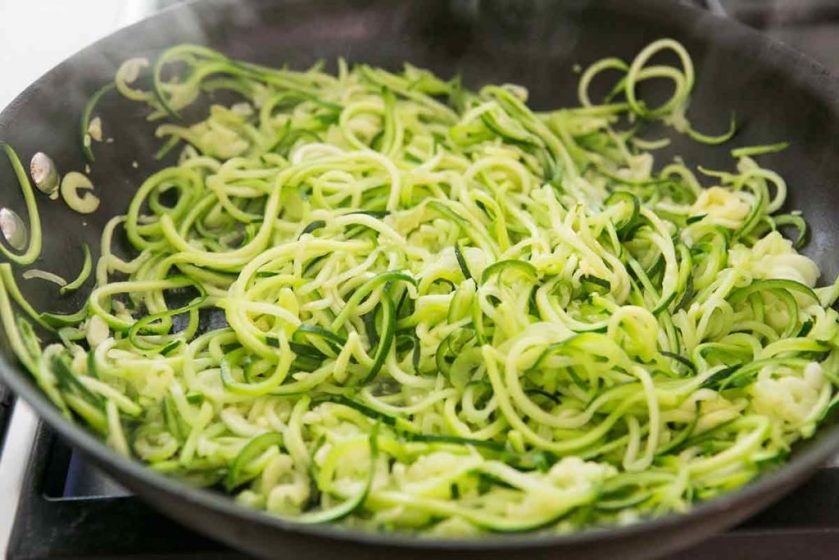 zucchini-noodle-chicken-pesto-bowl-method-2a-1024x683